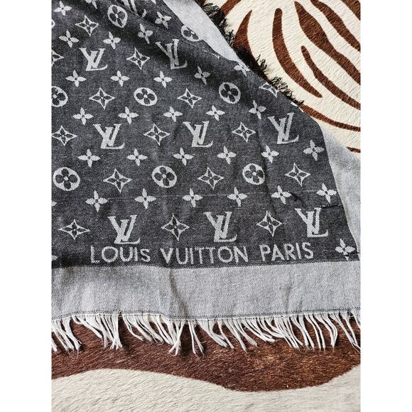 Authentic Cashmere/Wool XL Louis Vuitton Monogram Shawl 56" x 52" - Picture 3 of 5